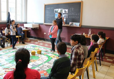 Kinderen die een groot ganzenspel spelen